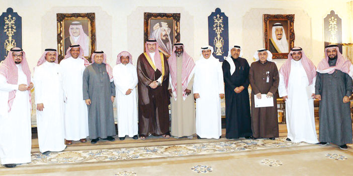   أعضاء الجمعية مع رئيس هيئة الرياضة