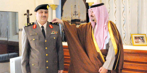  الأمير فهد بن بدر مقلداً البيالي رتبة لواء