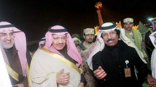  الأمير مشعل بن عبدالله لدى زيارته جناح المنطقة