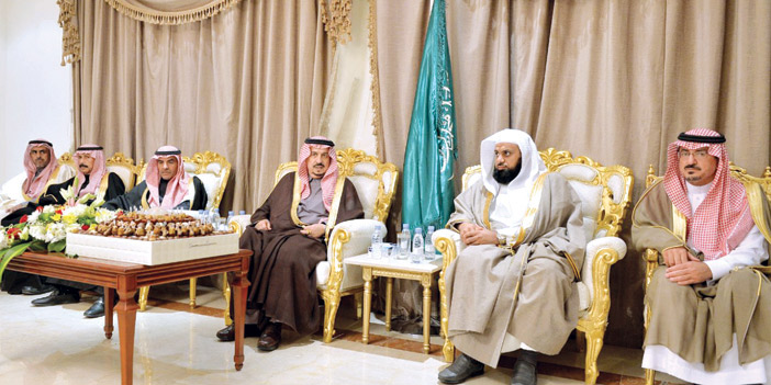  أمير منطقة الرياض يلتقي المسؤولين والأهالي بمقر المحافظة