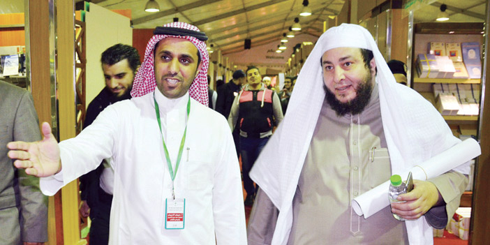  الدريبي يتفقد دور النشر داخل الجناح السعودي