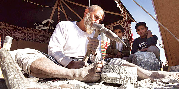 مهرجان الحرف والصناعات اليدوية بتبوك يعيد زمن الأجداد والآباء 