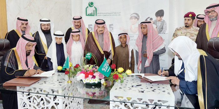  أمير منطقة الرياض خلال التوقيع