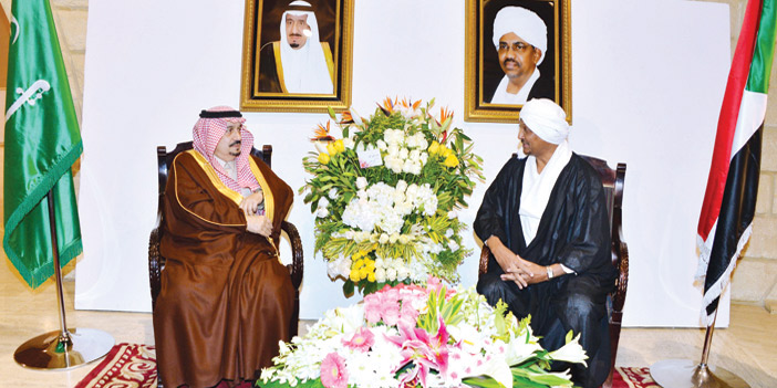  الأمير فيصل بن بندر خلال تشريفه حفل السفارة