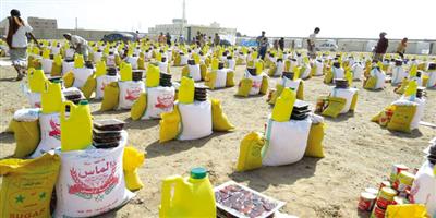 مركز الملك سلمان للإغاثة يشرع بتوزيع السلال الغذائية في مديرية المخا اليمنية 