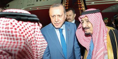 خادم الحرمين تقدم مستقبلي الرئيس التركي لدى وصوله إلى الرياض 