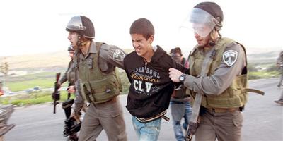 قوات الاحتلال تعتقل فلسطينيًا من الخليل 