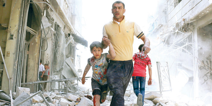  إنقاذ أطفال من تحت الركام بعد ضربة جوية من قوات الأسد