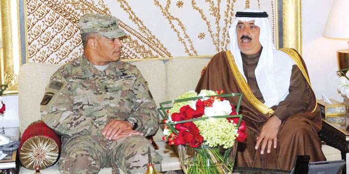   الأمير متعب بن عبدالله خلال استقباله قائد الجيش البري الأمريكي