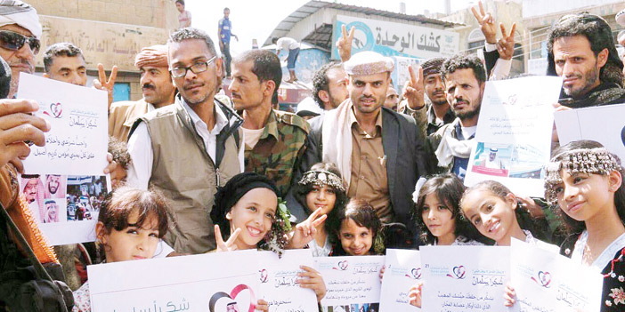  مواطنون يخرجون للشوارع ابتهاجاً بفك حصار الحوثي عنهم