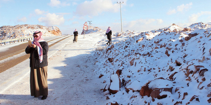  المواطنون يستمتعون بتساقط الثلوج في تبوك