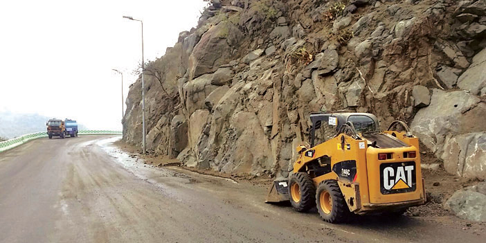  معدات البلدية تنظف الطريق من الصخور المتهاوية