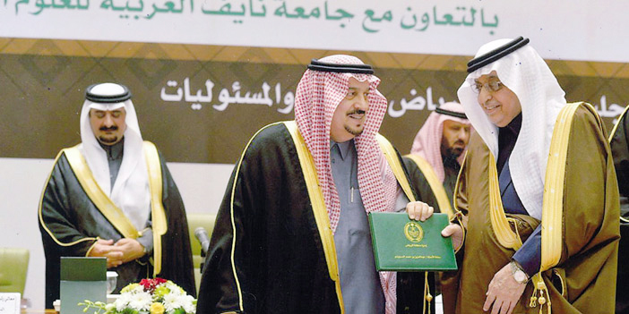  السويلم يتسلم شهادة تقدير من أمير الرياض