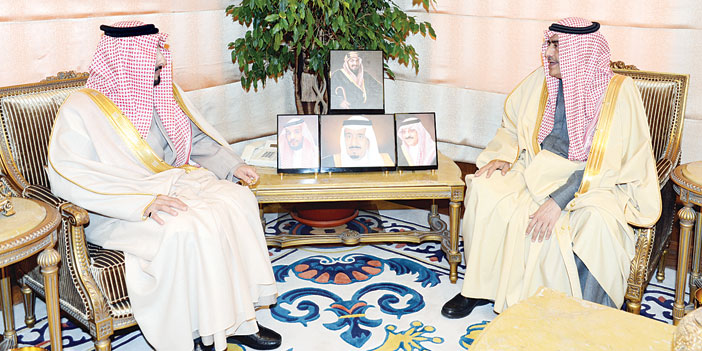 الأمير فيصل بن خالد خلال لقائه وزير الشؤون البلدية والقروية