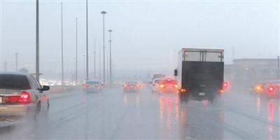 أمانة منطقة الرياض تركز على المواقع التي تتجمع فيها مياه الأمطار 