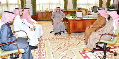الأمير فيصل بن بندر يستقبل وكيل إمارة المنطقة وأعضاء لجنة التعاملات الإلكترونية 