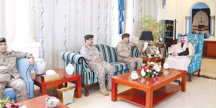  الأمير فهد لدى استقباله مجموعة الدفاع الجوي