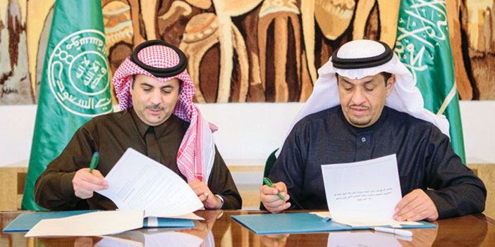  آل الشيخ والمبارك أثناء توقيع الاتفاقية