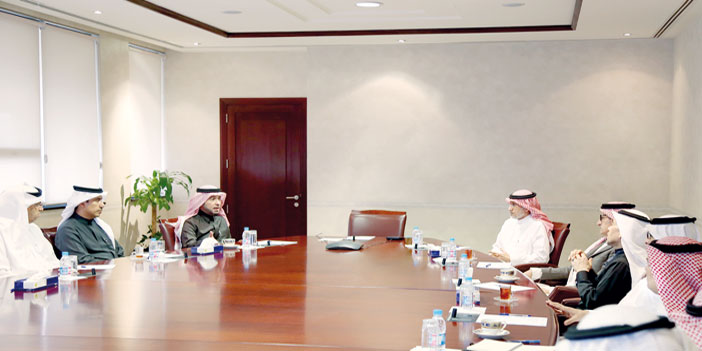 وزير الإسكان يزور «بنك الرياض» ويستعرض خطط الوزارة وبرامجها 