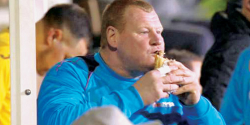 نادٍ يطرد حارس مرماه بعد ضبطه يتناول «ساندويتش» أثناء المباراة 