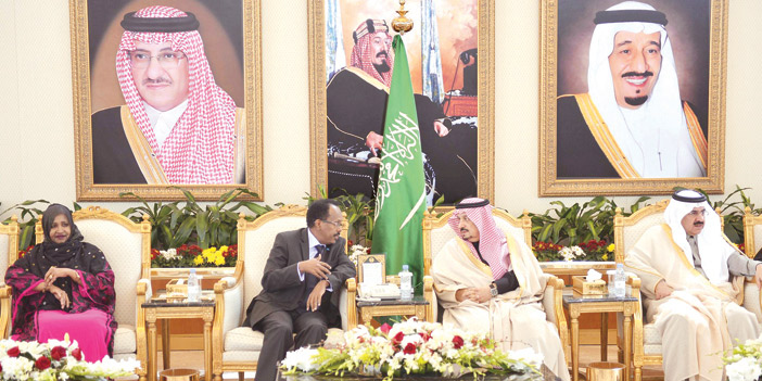  الأمير فيصل بن بندر خلال استقباله الرئيس الصومالي لدى وصوله الرياض