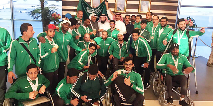  رئيس البارالمبية السعودية أحمد المقيرن مع البعثة بعد وصولهم