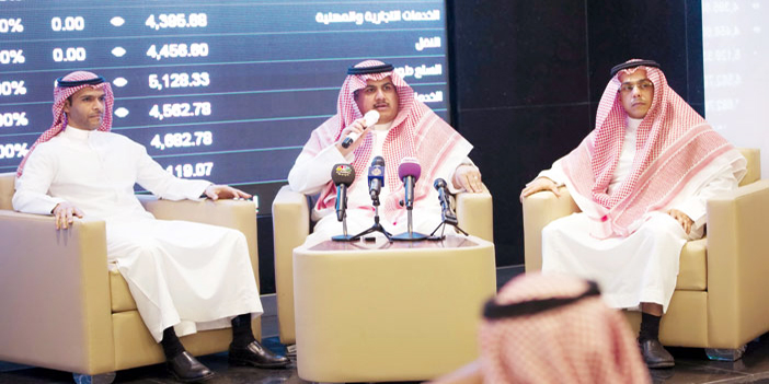  المهندس خالد الحصان يتوسط طارق المشرف ومحمد الرميح أثناء المؤتمر الصحفي أمس