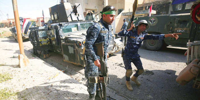  الجنود العراقيون يشتبكون مع داعش في الموصل