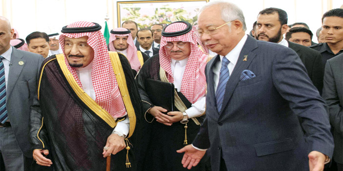  خادم الحرمين يتلقى ترحيب دولة رئيس وزراء ماليزيا قبيل جلسة المباحثات