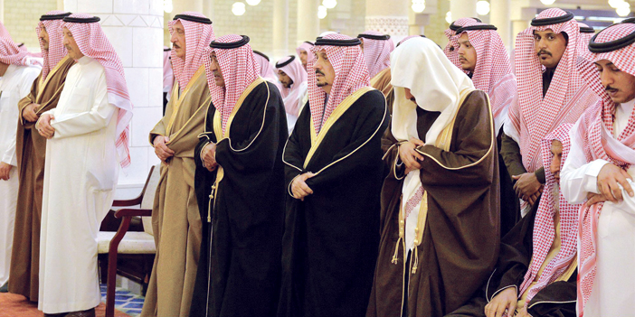  الأمير مقرن والأمير فيصل بن بندر يؤديان صلاة الميت على الفقيدة