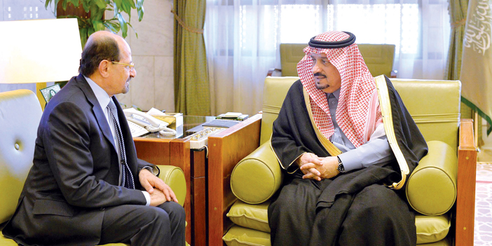  الأمير فيصل بن بندر مستقبلاً سفير اليمن لدى المملكة