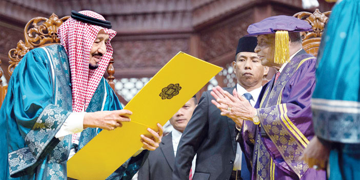 الملك يتسلم من الرئيس الدستوري للجامعة الإسلامية العالمية في ماليزيا الدكتوراه الفخرية