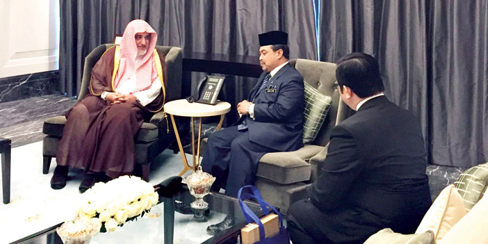 وزير الشؤون الإسلامية خلال اجتماعه مع وزير الشؤون الدينية الماليزي