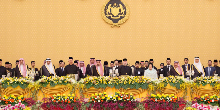  الملك يتوسط ملك ماليزيا ورئيس الوزراء الماليزي خلال تشريفه حفل العشاء