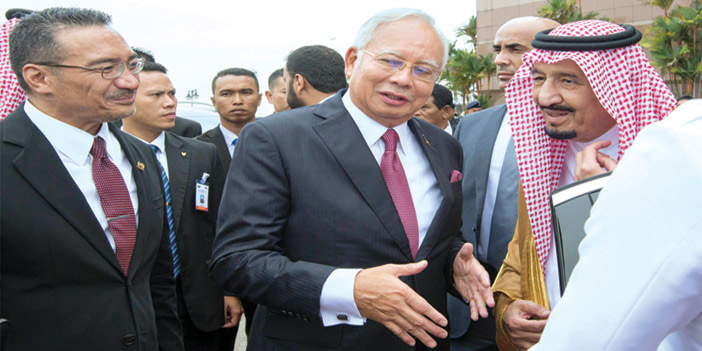  خادم الحرمين لدى مغادرته كوالالمبور ورئيس الوزراء الماليزي في مقدمة مودعيه