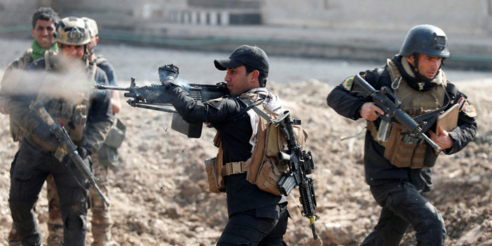  عناصر من الجيش العراقي أثناء الاشتباك مع داعش بالموصل