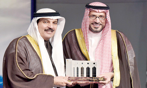  الأمير فيصل بن محمد يتسلَّم درعاً من رئيس غرفة الشرقية
