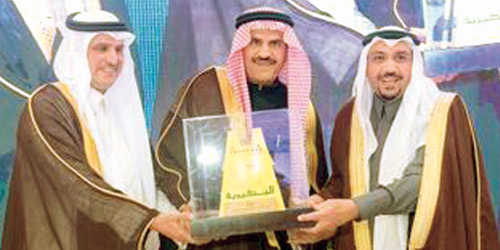  أمير القصيم خلال تكريمه راعي الجائزة المهندس علي السويلم