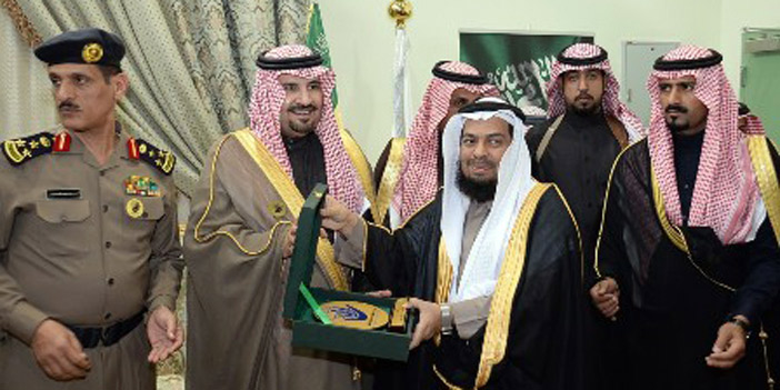 الأمير فهد بن بدر يكرم الجهات المشاركة