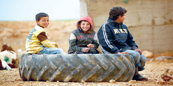  أطفال نازحون من المعارك الدائرة بين قوات قسد وداعش