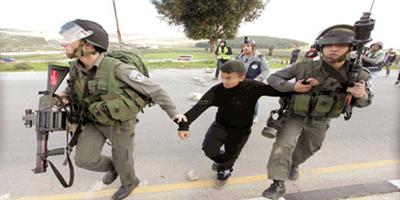 قوات الاحتلال تعتقل 12 فلسطينياً في محافظات عدة 