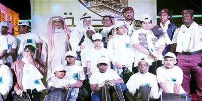 أيتام جمعية بر مكة يكرمون عمال النظافة وحراس الأمن 