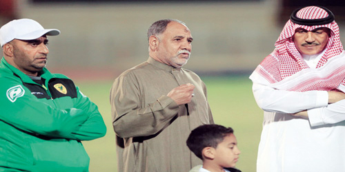  ناصر شبر أثناء تحفيزه لاعبي الخليج