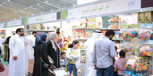  عدد من الزوار في دور  النشر الخليجية المشاركة في معرض الرياض