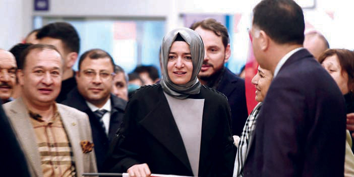  وزيرة الأسرة التركية فاطمة سيان بعد وصولها إلى مطار اسطنبول إثر طردها من هولندا