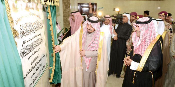  الأمير فيصل بن خالد يزيح الستار عن اللوحة التذكارية