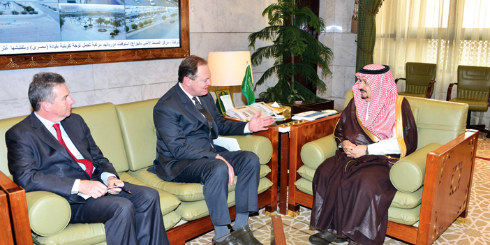  الأمير فيصل بن بندر خلال استقباله السفير الأسترالي