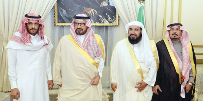  الأمير سعود بن عبدالمحسن مكرّماً الشاب المتبرع