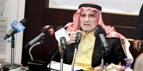  الأمير طلال بن عبد العزيز خلال ترؤسه الاجتماع