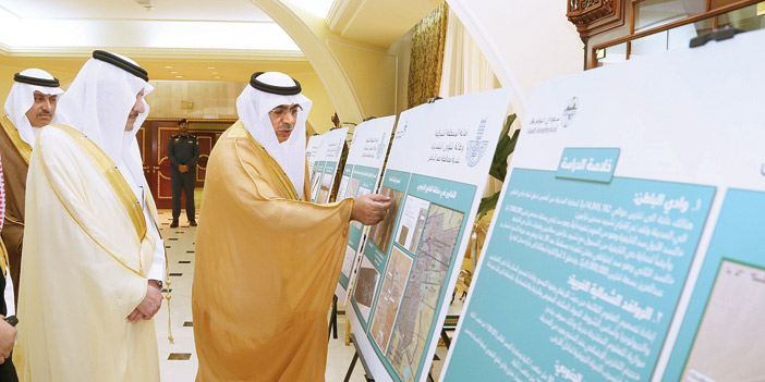  الأمير سعود بن نايف يستمع لشرح عن الخطط التنموية